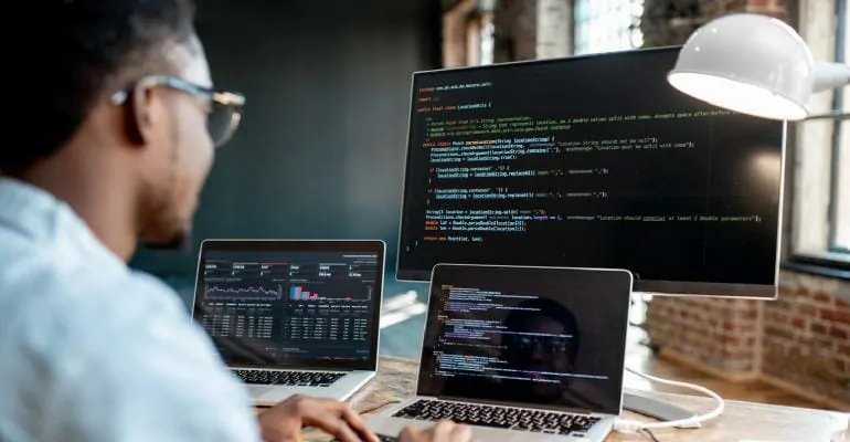 software developer - O que é um desenvolvedor Full-Stack? Como se Tornar um Full-Stack?